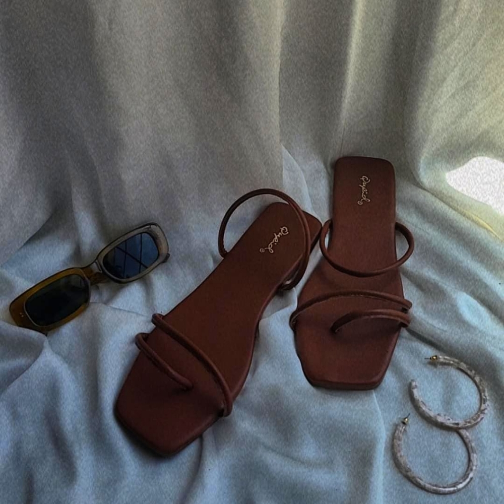 🚨FEW PAIRS LEFT// Brown strappy Sandal - Picture 3 of 4